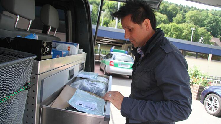 Markus Hahn von der Kriminalpolizei übernahm die Untersuchungen im Freibad. Zwei junge Männer sind vom Sprungturm in die Tiefe gestürzt - in das nicht eingelassene und abgesperrte Springerbecken.