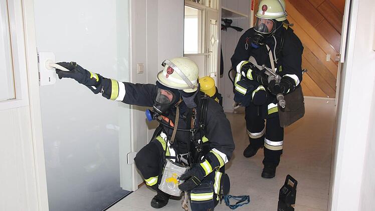 Wie im Ernstfall sind die beiden Atemschutzgeräteträgerinnen Ramona Hackl und Sabine Rudolph vorgegangen, um die vermissten Personen zu suchen und zu retten. Foto: Michael Stelzner