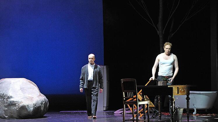 Bodo Busse inszenierte Franz Schuberts "Winterreise" am Landestheater Coburg. Als Solist beeindruckt der junge Tenor David Zimmer.Foto: Andrea Kremper