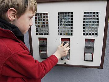Der Automat in Effeltrich liegt strategisch günstig auf dem Weg zur Schule und nahe beim Kindergarten. Foto: Josef Hofbauer