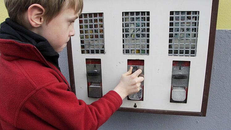 Der Automat in Effeltrich liegt strategisch günstig auf dem Weg zur Schule und nahe beim Kindergarten. Foto: Josef Hofbauer