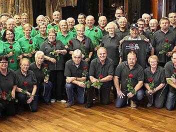 Fit sein ist Herzenssache - so lautet das Motto der Ebelsbacher Herzsportgruppe(n) mit ihren derzeit über 60 Teilnehmern. Die Leiterin Sonja Förtsch (kniend vorne rechts) hat die Leitung vor fünf Jahren übernommen. Die Ärztin Christa Roth (vorne links) ist seit Anfang an dabei.  Foto: Ralf Naumann