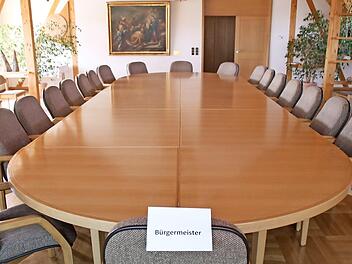 Das ist der Sitzungssaal der Gemeinde Sand. Hier tagt der Gemeinderat üblicherweise. Den Vorsitz führt der Bürgermeister, der an der Stirnseite seinen Platz hat. Bei der Wahl am 9. April wird entschieden, wer künftig der Chef im Rathaus ist - wenn es keine Stichwahl gibt.  Foto: Klaus Schmitt