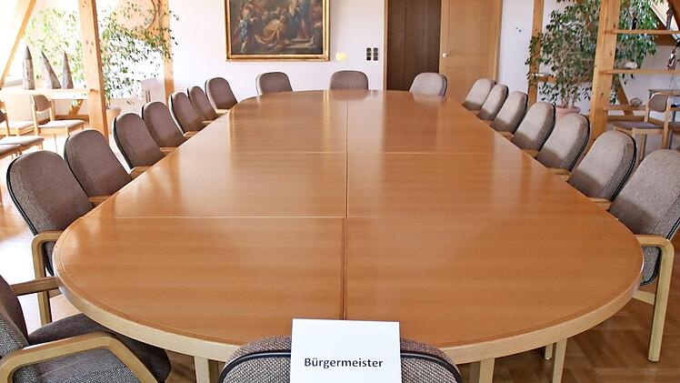 Das ist der Sitzungssaal der Gemeinde Sand. Hier tagt der Gemeinderat üblicherweise. Den Vorsitz führt der Bürgermeister, der an der Stirnseite seinen Platz hat. Bei der Wahl am 9. April wird entschieden, wer künftig der Chef im Rathaus ist - wenn es keine Stichwahl gibt.  Foto: Klaus Schmitt