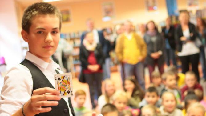Magische Überraschung: Der 12-jährige Noah Stroehl verblüffte Groß und Klein mit seinen Zaubertricks. Foto: Katja Nauer