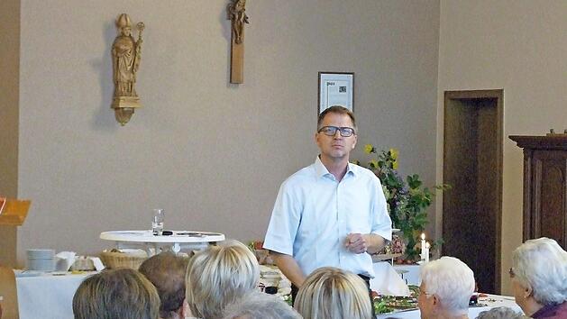 Der Ehe- und Familien-Seelsorger des Dekanats Bad Kissingen, Bernd Keller, war als Referent beim Frauenfr&uuml;hst&uuml;ck in Burkardroth. Er sprach zum Thema "Getrieben im Getriebe". Foto: Walter Kuhn