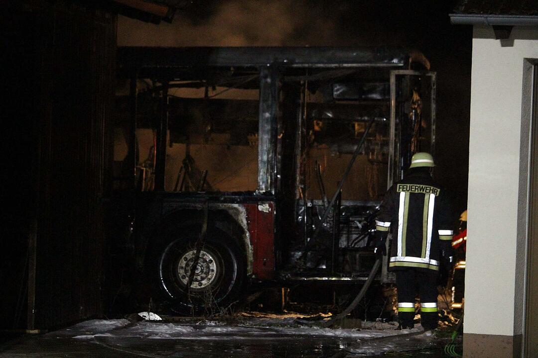 Großbrand bei Busunternehmen in Oberfranken