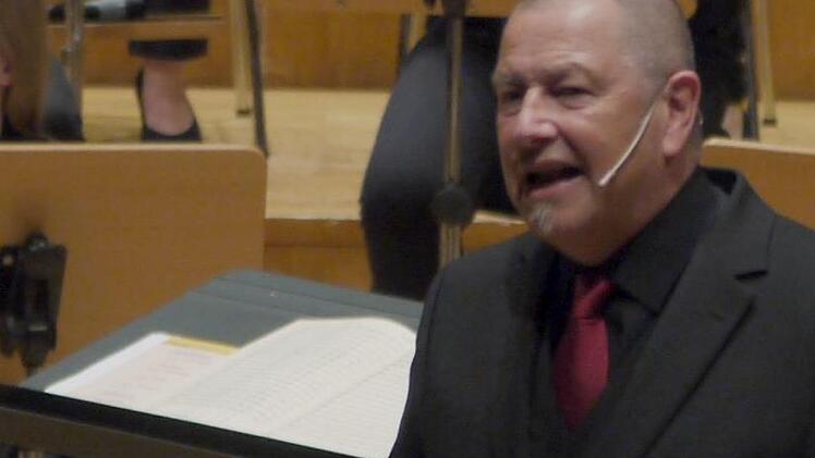 Rainer Streng führte als Moderator durch das Konzert.