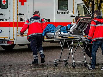 Bei einem Unfall mit einem Traktor wurde eine 17-j&auml;hrige Kradfahrerin schwer verletzt. Symbolfoto: Friebe/dpa