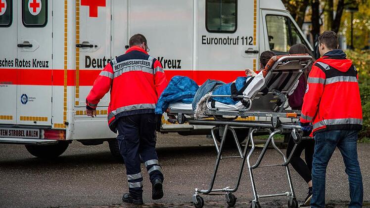 Bei einem Unfall mit einem Traktor wurde eine 17-j&auml;hrige Kradfahrerin schwer verletzt. Symbolfoto: Friebe/dpa