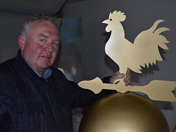 Am heutigen Freitag ist es soweit: Die neue Kirchturmkugel (im Bild mit Bürgermeister Egon Klöffel) wird verschlossen und mitsamt Kreuz und Wetterhahn wieder auf dem Kirchturm in Theinfeld angebracht.  Foto: Isolde Krapf