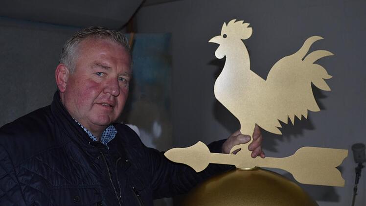 Am heutigen Freitag ist es soweit: Die neue Kirchturmkugel (im Bild mit Bürgermeister Egon Klöffel) wird verschlossen und mitsamt Kreuz und Wetterhahn wieder auf dem Kirchturm in Theinfeld angebracht.  Foto: Isolde Krapf