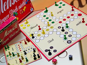 Wann haben Sie zuletzt einen Spieleabend mit der Familie gemacht?  Foto: Daniel Karmann/dpa