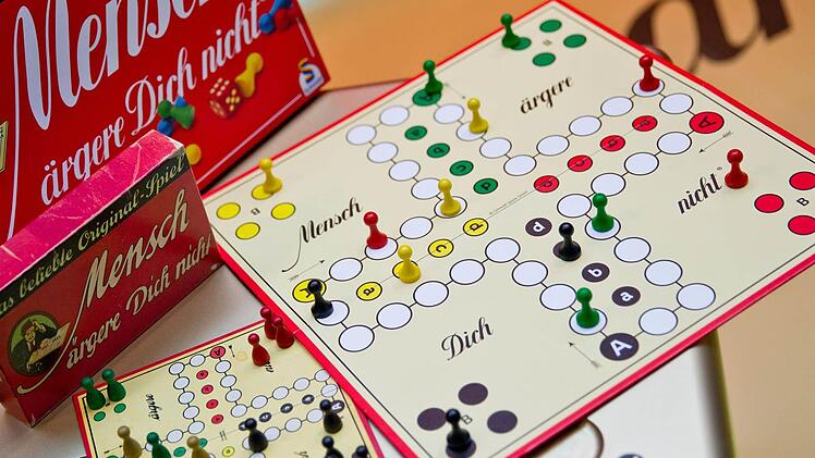 Wann haben Sie zuletzt einen Spieleabend mit der Familie gemacht?  Foto: Daniel Karmann/dpa