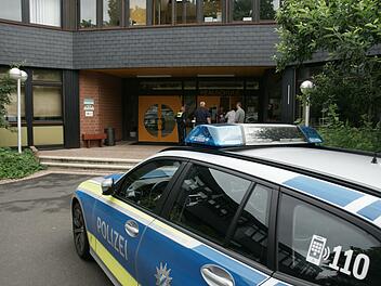 Bad Br&uuml;ckenauer Polizeibeamte und ein Team der Spurensicherung aus Hammelburg waren am Freitagmorgen am R&ouml;mershager Schulzentrum. In alle drei Schulen ist eingebrochen worden. Foto: Steffen Standke