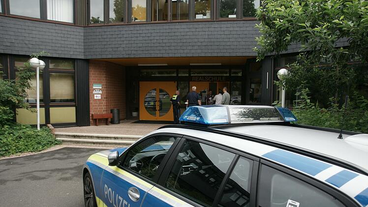 Bad Br&uuml;ckenauer Polizeibeamte und ein Team der Spurensicherung aus Hammelburg waren am Freitagmorgen am R&ouml;mershager Schulzentrum. In alle drei Schulen ist eingebrochen worden. Foto: Steffen Standke