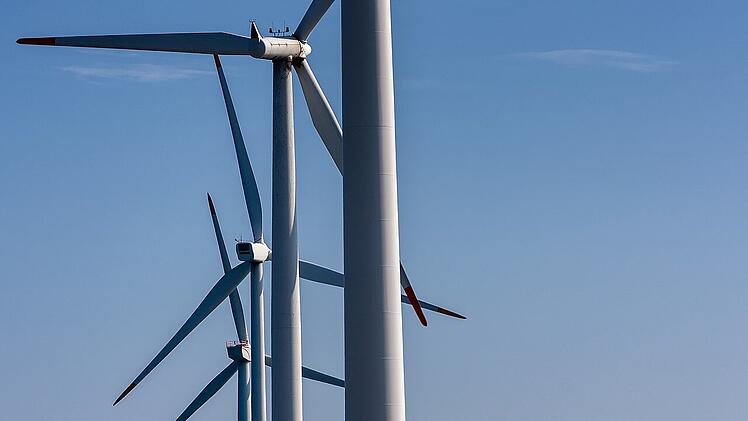 Erneuerbare Energie kann durch Windkraft gewonnen werden.