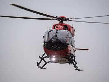 Bei einem schweren Unfall auf der A7 nahe Elfershausen kam ein Rettungshubschrauber zum Einsatz.