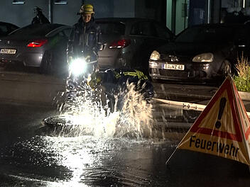 Überlaufendes Regenrückhaltebecken sorgt für Feuerwehreinsatz am Mercado Einkaufszentrum
