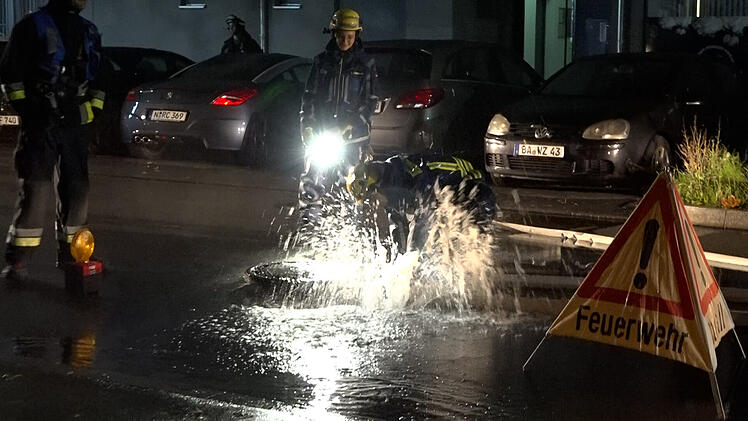 Überlaufendes Regenrückhaltebecken sorgt für Feuerwehreinsatz am Mercado Einkaufszentrum