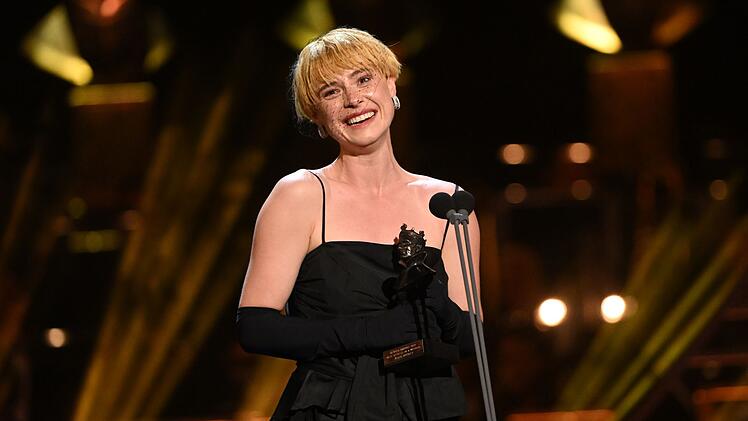 Auch auf der B&uuml;hne erfolgreich: F&uuml;r ihre Performance als Sally Bowles in einer Neuinszenierung des Musicals "Cabaret" (2021) wurde Buckley ausgezeichnet.