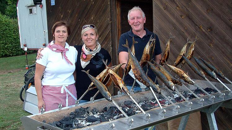 Als immer wieder beliebte Köstlichkeit durften die Steckerlfische beim Limbacher Flößerfest nicht fehlen