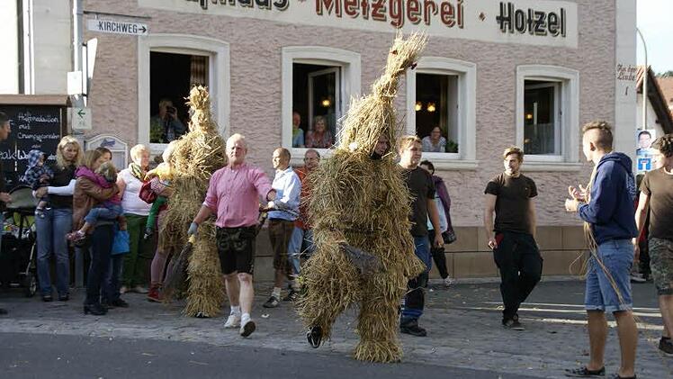Wilde Gesellen in Kirchaich: Die Strohbären marschieren auf.