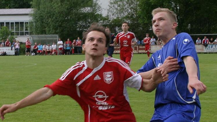 Der Gleußener Dominik Scheler (blaues Trikot) und sein Gegenspieler Andre Wetz behalten den Ball immer fest im Auge.