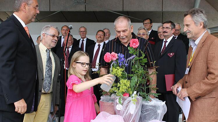 Bürgermeister Jürgen Kohmann (links) schaute zu, als Amy die Rosentaufe vornahm. Foto: Theresa Hirschberg