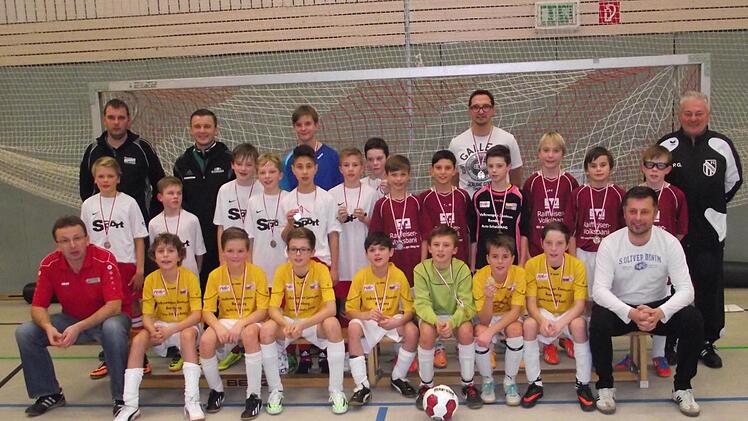 Die SG Weißenbrunn I (vorne) gewann das Turnier der D-II-Junioren vor der SG Rothenkirchen (dahinter, links) und dem zweiten Team des Gastgebers (dahinter, rechts). Mit im Bild (von links) die Betreuer Carsten Kaubisch und Stefan Heinlein (beide SG Rothenkirchen), Timo See und Paul-Gerhard Nahr (Gastgeber) sowie (links vorne) Turnierleiter Dietmar Bauer und (rechts) Trainer Frank Gareis.  Foto: Dieter Wolf