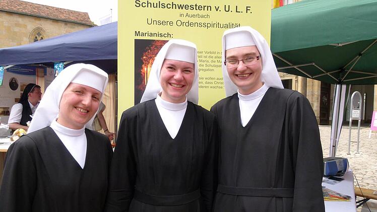 Die Novizinnen der Auerbacher Schulschwestern v.l. Klarissa, Ancilla und Faustina freuten sich über die Begegnung mit anderen Ordensleuten.