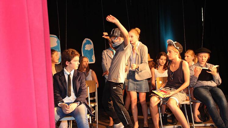 Die Theatergruppe der 6. und 7. Klassen spielte das Stück "Freitag, der 13.". Foto: Heike Beudert