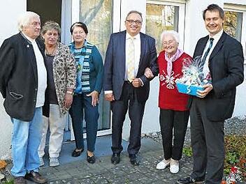 Unser Bild zeigt (von rechts) Bürgermeister Roland Wolfrum, Olga Nacke, stellvertretenden Landrat Dieter Schaar, Tochter Renate Braun, Mathilde Landa und Wolfgang Nacke. Foto: Klaus-Peter Wulf