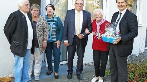 Unser Bild zeigt (von rechts) Bürgermeister Roland Wolfrum, Olga Nacke, stellvertretenden Landrat Dieter Schaar, Tochter Renate Braun, Mathilde Landa und Wolfgang Nacke. Foto: Klaus-Peter Wulf