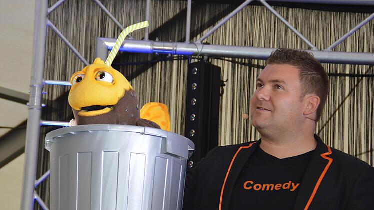 Sebastian Reich bei der Feier des FC Poppenlauer mit dem Spezifisch. Foto: Annette Warmuth