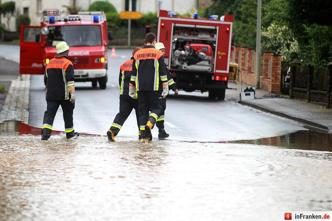 Hochwasser ueberflutet Ortskern von Stettfeld