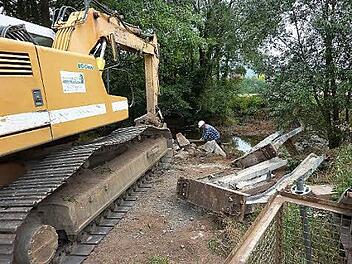 Der alte Steg wurde abgerissen, eine neue Brücke soll in den nächsten sechs Wochen gebaut werden.  Foto: Gerd Fleischmann
