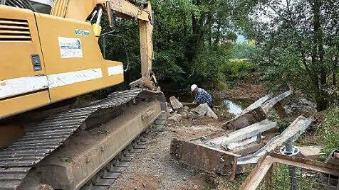 Der alte Steg wurde abgerissen, eine neue Brücke soll in den nächsten sechs Wochen gebaut werden.  Foto: Gerd Fleischmann