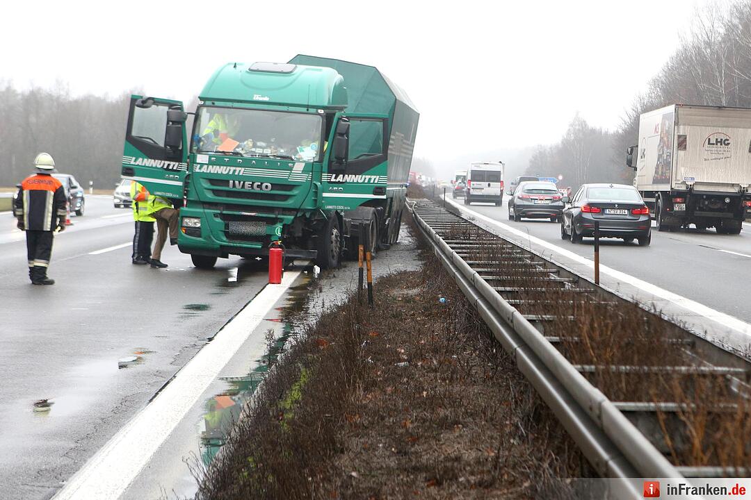 Kilometerlange Staus nach Lkw-Unfall auf der A3 - Fahrer erleidet wŠhrend Fahrt Herzinfarkt