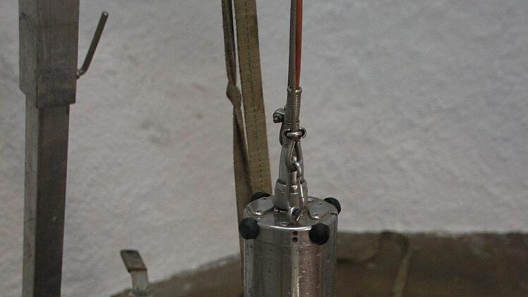 Die Kamera wird bis in eine Tiefe von etwa 300 Metern hinabgelassen. Foto: Ulrike Müller