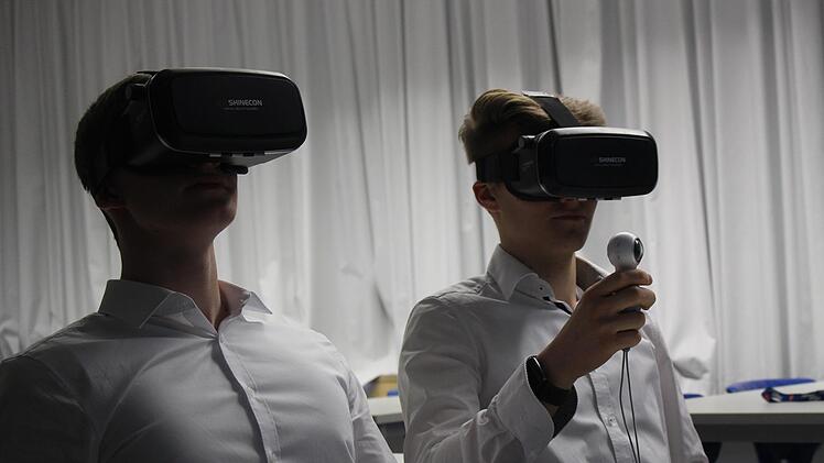 Schüler und Lehrer testen die Brillen.   Foto: Yannick Hupfer