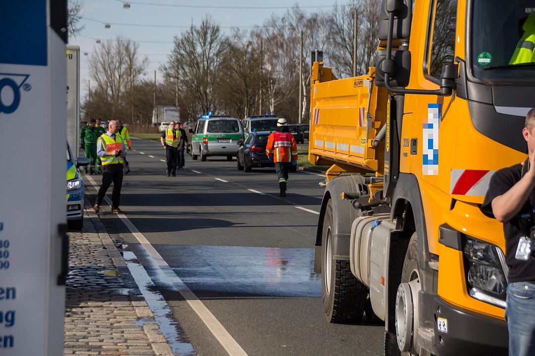 Frontal von Lkw erfasst –  Fußgänger schwebt nach Unfall in Nürnberg in Lebensgefahr