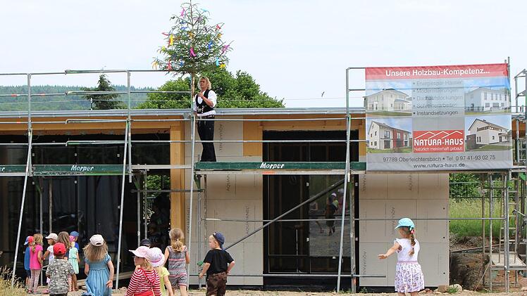 Zum ersten Mal dürfen die Kinder ihren zukünftigen Kindergarten von innen begutachten. Foto: Julia Raab