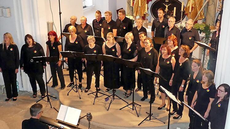 "Black" war die vorherrschende Farbe im Altarraum der Johanneskirche, "Coloured" die Vielfalt der vorgetragenen Lieder. Am E-Piano Chorleiter Hans Martin Gräbner. Foto: Dieter Hübner