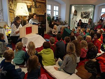 Märchenstunde im Tabakpfeifenmuseum in Oberelsbach: Wer die erste mit Kindergartenleiterin Christina Wolf verpasste, kann am 30. Dezember oder 6. Januar vorbeikommen. Foto: Marion Eckert