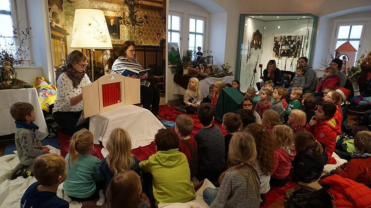 Märchenstunde im Tabakpfeifenmuseum in Oberelsbach: Wer die erste mit Kindergartenleiterin Christina Wolf verpasste, kann am 30. Dezember oder 6. Januar vorbeikommen. Foto: Marion Eckert