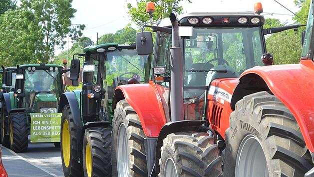 Eine Demo? Nein, viele einzelne Landwirte, die mit dem Traktor gekommen sind, um bei der SPD in Coburg einen Brief abzugeben.