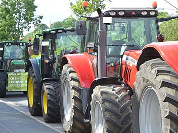 Eine Demo? Nein, viele einzelne Landwirte, die mit dem Traktor gekommen sind, um bei der SPD in Coburg einen Brief abzugeben.