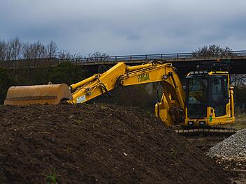 Ein Bauarbeiter ist auf der Baustelle auf der Staatsstraße bei Kemmern gestolpert und dabei unter einen Bagger geraten.