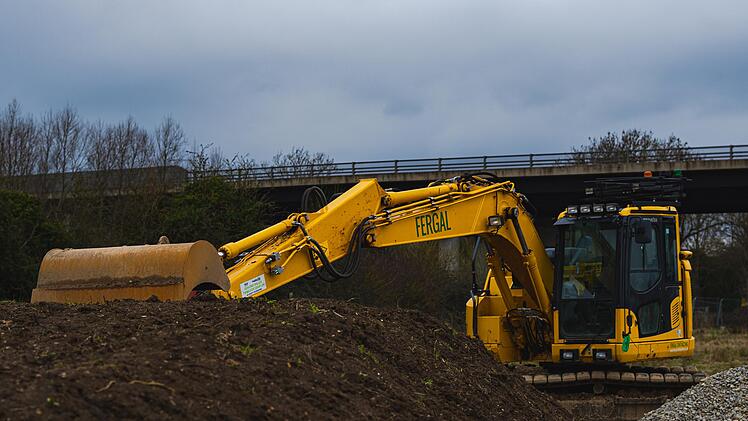 Ein Bauarbeiter ist auf der Baustelle auf der Staatsstra&szlig;e bei Kemmern gestolpert und dabei unter einen Bagger geraten.